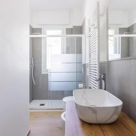 Campo Dei Fiori Free Parking And Wifi Apartment